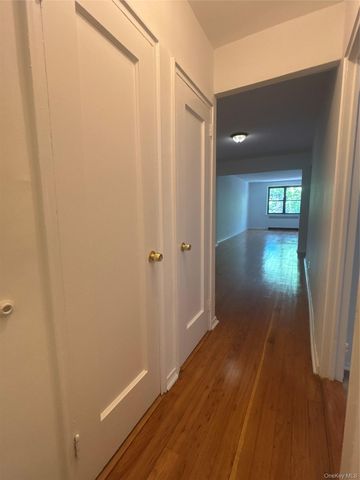 12 Welwyn Road 2P, Great Neck, NY 11021
