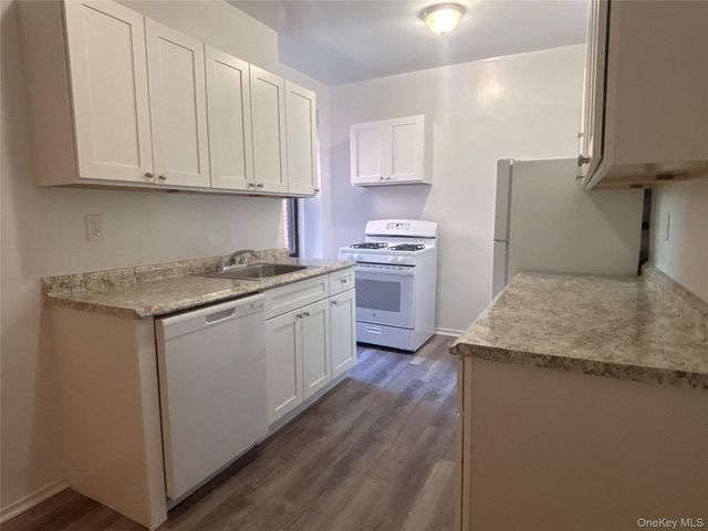 12 Welwyn Road 2P, Great Neck, NY 11021