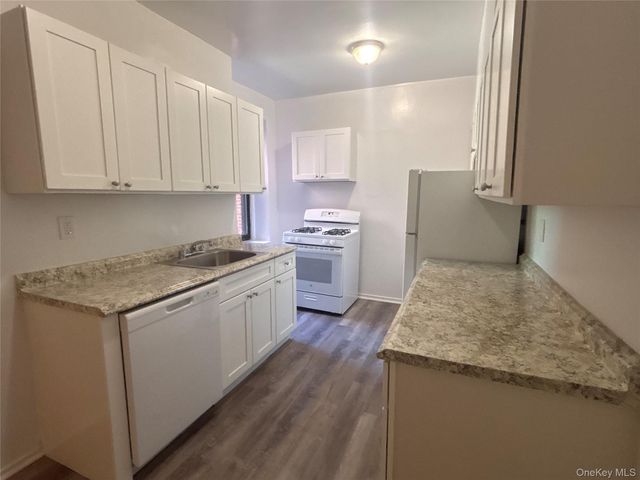 12 Welwyn Road 2P, Great Neck, NY 11021