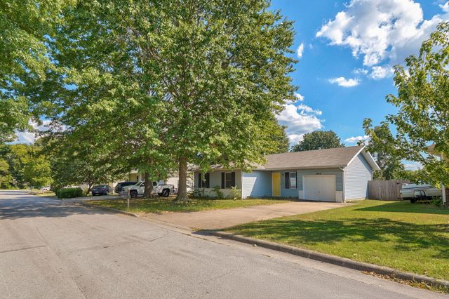 1494 W Daniels Street, Ozark, MO 65721