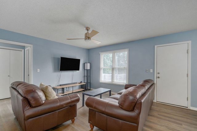 1494 W Daniels Street, Ozark, MO 65721