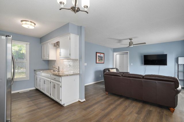 1494 W Daniels Street, Ozark, MO 65721