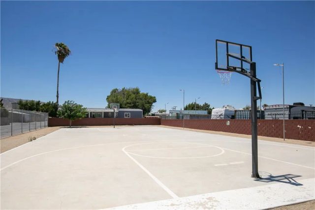 5711 Columbia 82, Lancaster, CA 93536