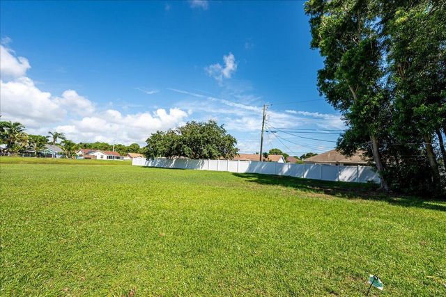 2175 SE Heathwood Circle, Port St Lucie, FL 34952