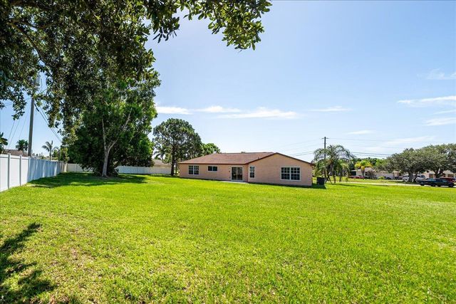 2175 SE Heathwood Circle, Port St Lucie, FL 34952