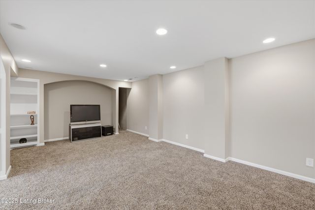 7001 Derby Dr, Crestwood, KY 40014