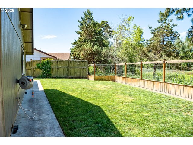 87660 TREK Dr, Veneta, OR 97487