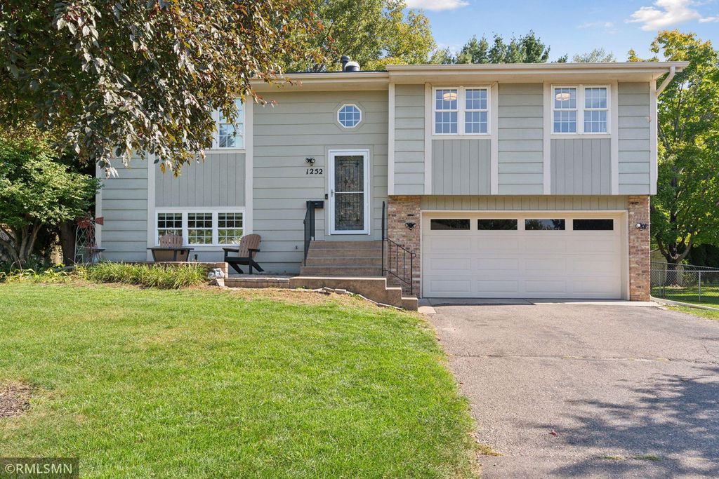 1252 Farrell Street N, Maplewood, MN 55119
