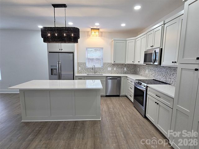 774 8th Street NE, Hickory, NC 28601