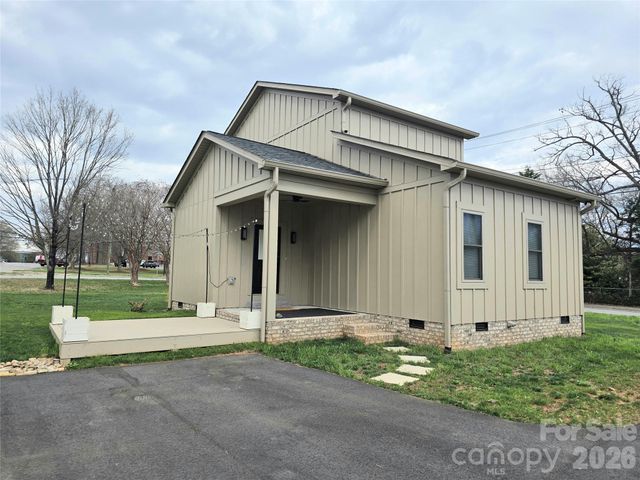 774 8th Street NE, Hickory, NC 28601