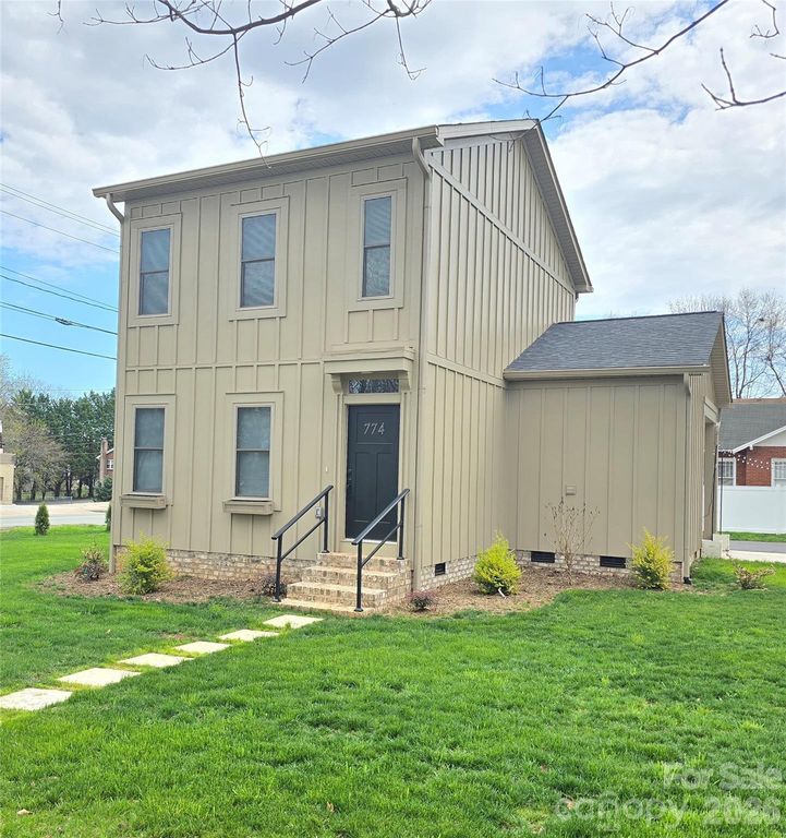 774 8th Street NE, Hickory, NC 28601
