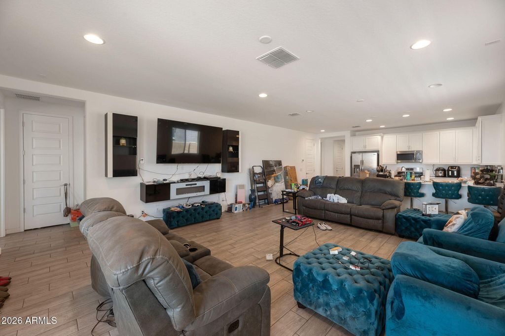 2544 W SUNLAND Avenue, Phoenix, AZ 85041 — photo 3