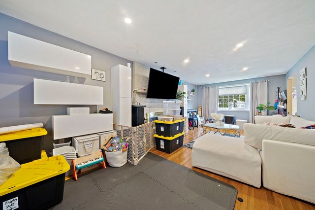 65 Hawthorne Rd, Waltham, MA 02451