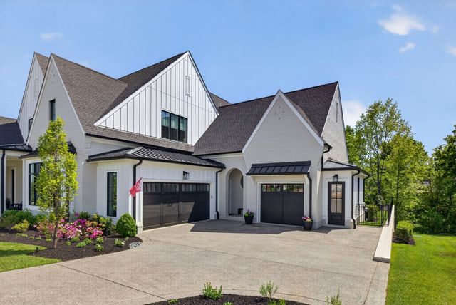 8860 Edgecomb Dr, College Grove, TN 37046