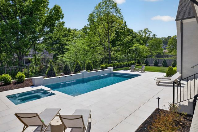 8860 Edgecomb Dr, College Grove, TN 37046