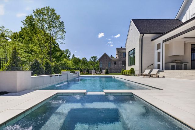 8860 Edgecomb Dr, College Grove, TN 37046