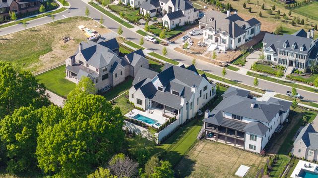 8860 Edgecomb Dr, College Grove, TN 37046