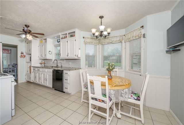 3801 Oak Hill Drive, Bryan, TX 77802