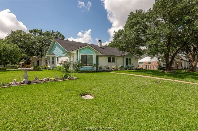 3801 Oak Hill Drive, Bryan, TX 77802