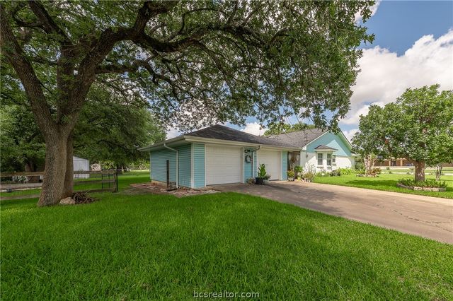 3801 Oak Hill Drive, Bryan, TX 77802