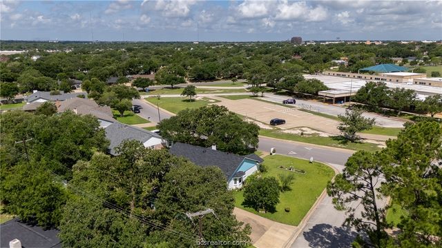 3801 Oak Hill Drive, Bryan, TX 77802