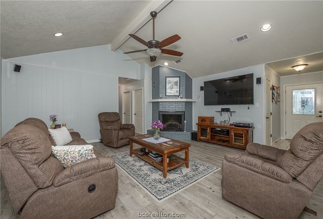 3801 Oak Hill Drive, Bryan, TX 77802