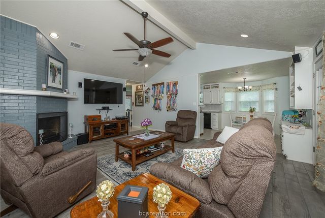 3801 Oak Hill Drive, Bryan, TX 77802