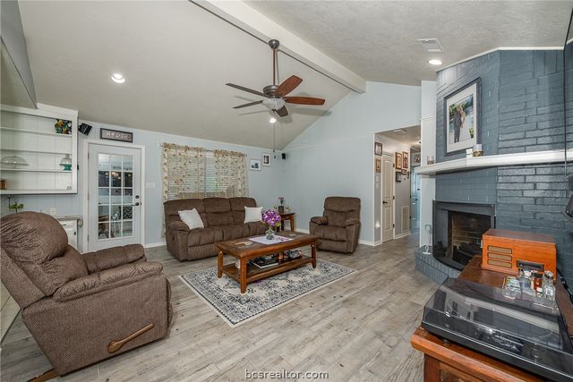 3801 Oak Hill Drive, Bryan, TX 77802
