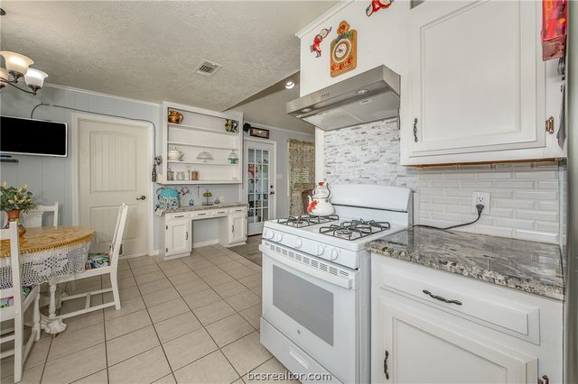 3801 Oak Hill Drive, Bryan, TX 77802