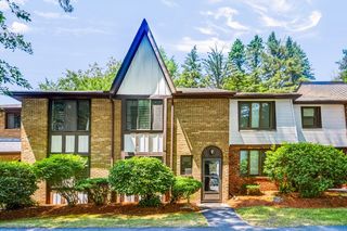 8 Cobblestone Ln 8, Worcester, MA 01606