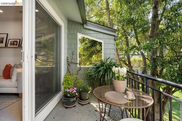 91 Emery Bay Dr, Emeryville, CA 94608