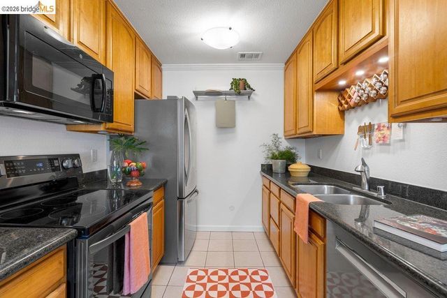 91 Emery Bay Dr, Emeryville, CA 94608