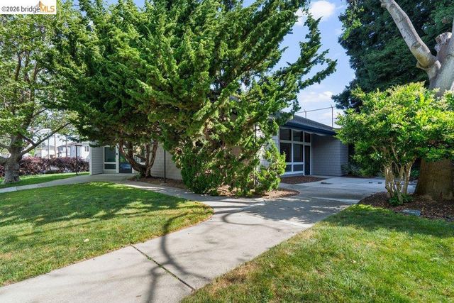 91 Emery Bay Dr, Emeryville, CA 94608
