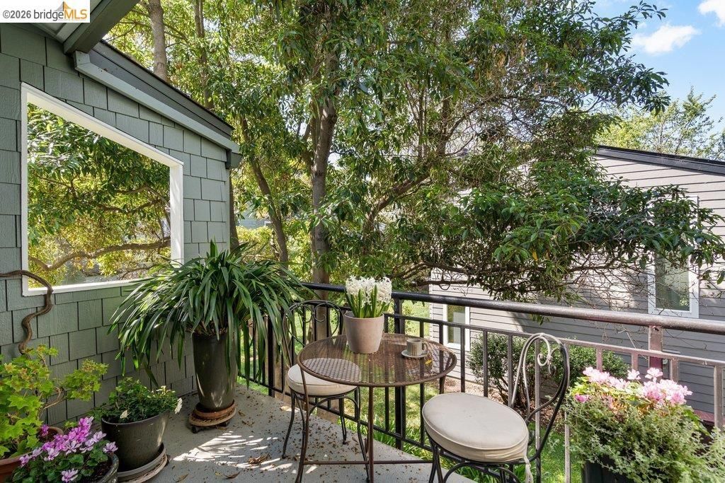 Image 11 of property listing at 91 Emery Bay Dr, Emeryville, CA 94608