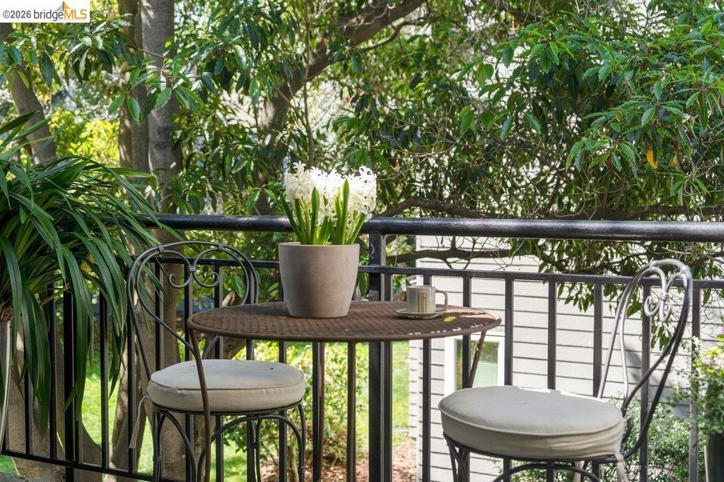 Image 14 of property listing at 91 Emery Bay Dr, Emeryville, CA 94608