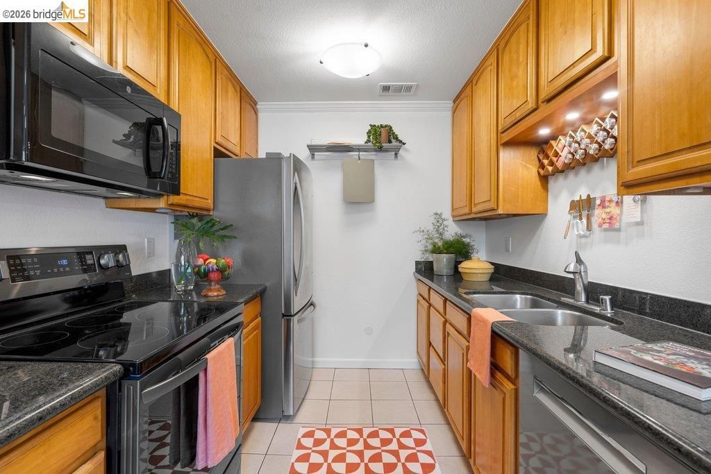 Image 19 of property listing at 91 Emery Bay Dr, Emeryville, CA 94608