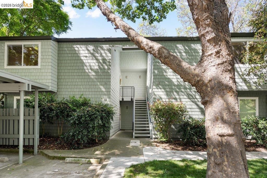 Image 2 of property listing at 91 Emery Bay Dr, Emeryville, CA 94608