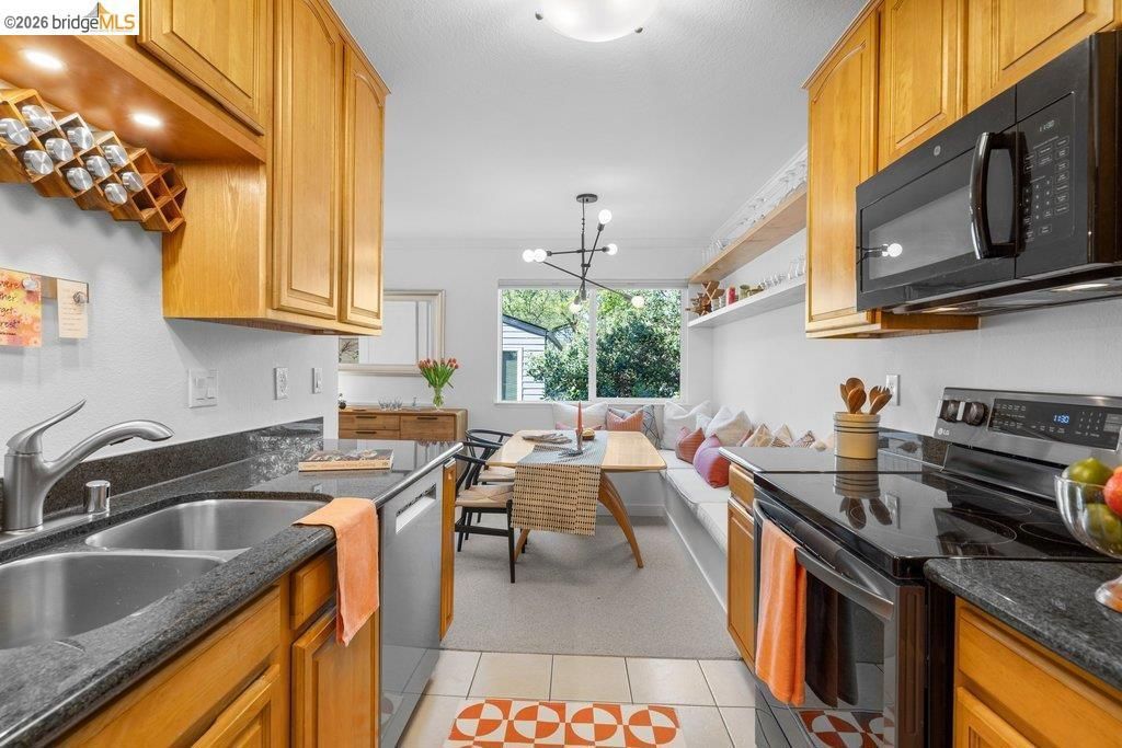 Image 20 of property listing at 91 Emery Bay Dr, Emeryville, CA 94608