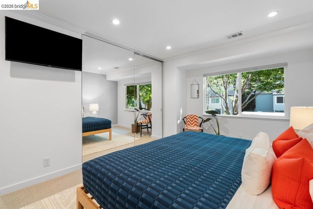 Image 30 of property listing at 91 Emery Bay Dr, Emeryville, CA 94608