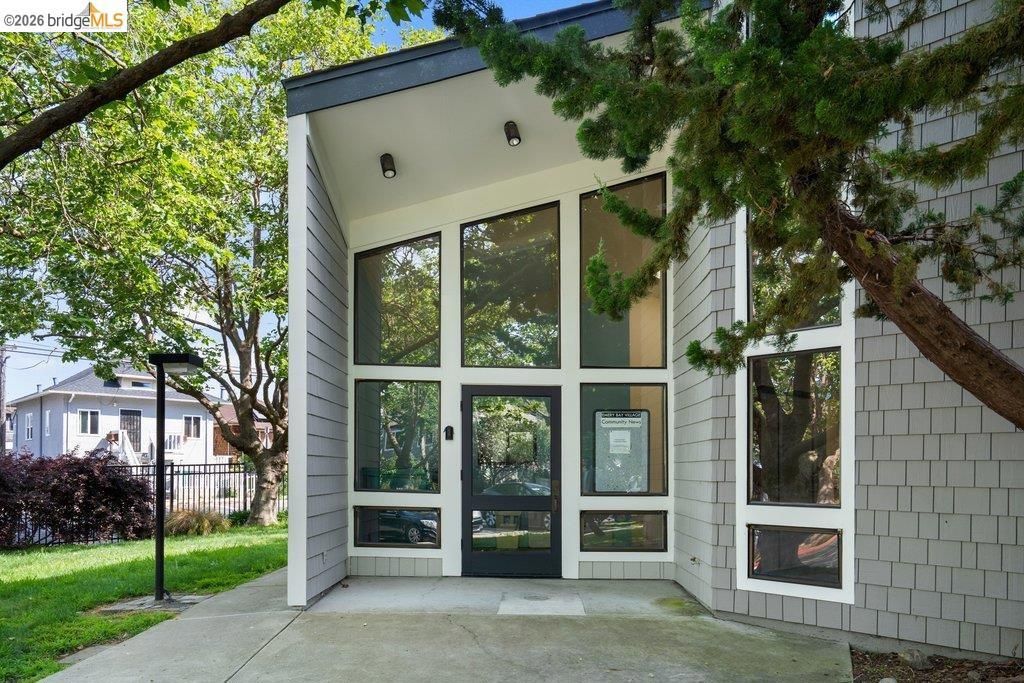 Image 40 of property listing at 91 Emery Bay Dr, Emeryville, CA 94608