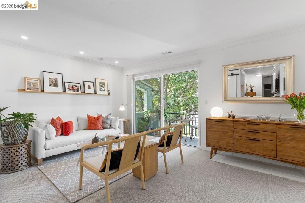 Image 5 of property listing at 91 Emery Bay Dr, Emeryville, CA 94608