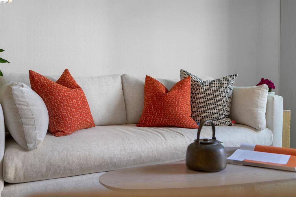 Image 7 of property listing at 91 Emery Bay Dr, Emeryville, CA 94608