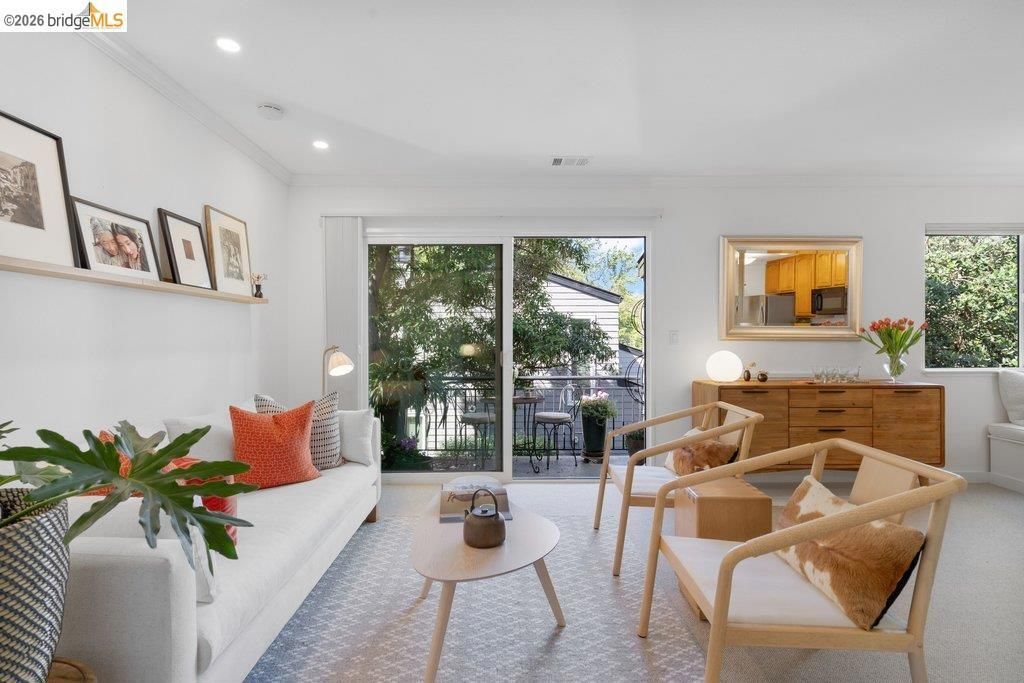 Image 8 of property listing at 91 Emery Bay Dr, Emeryville, CA 94608