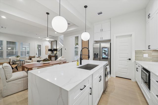 811 Thornton Road B, Houston, TX 77018