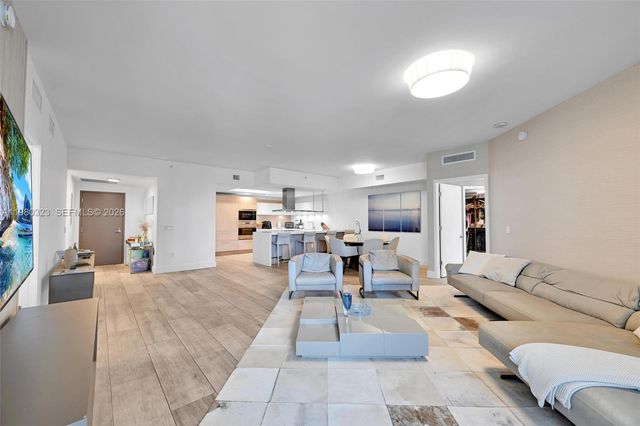 17111 Biscayne Blvd 207, North Miami Beach, FL 33160