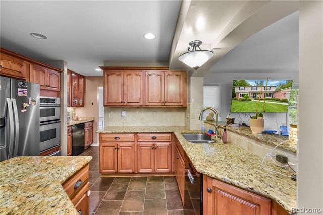 26060 Hidden Lane, Grosse Ile, MI 48138