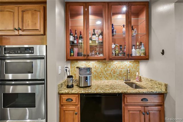 26060 Hidden Lane, Grosse Ile, MI 48138