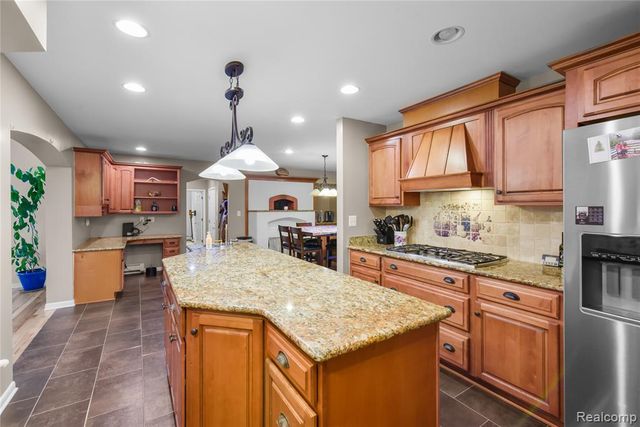 26060 Hidden Lane, Grosse Ile, MI 48138