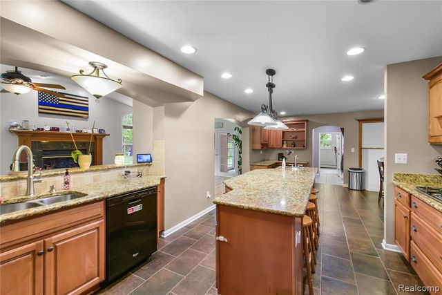 26060 Hidden Lane, Grosse Ile, MI 48138