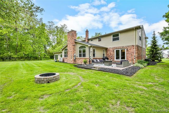 26060 Hidden Lane, Grosse Ile, MI 48138